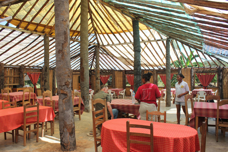 Het interieur van Restaurant Badika langs de RN 34